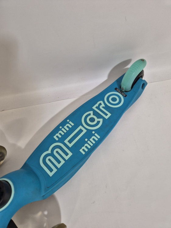 Micro Mini Led Deluxe świecąca hulajnoga dziecięca