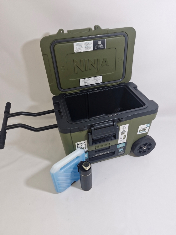 Ninja FrostVault Wytrzymały izolowany pojemnik chłodzący z butelką Ninja Thirsti i wkładem chłodzącym