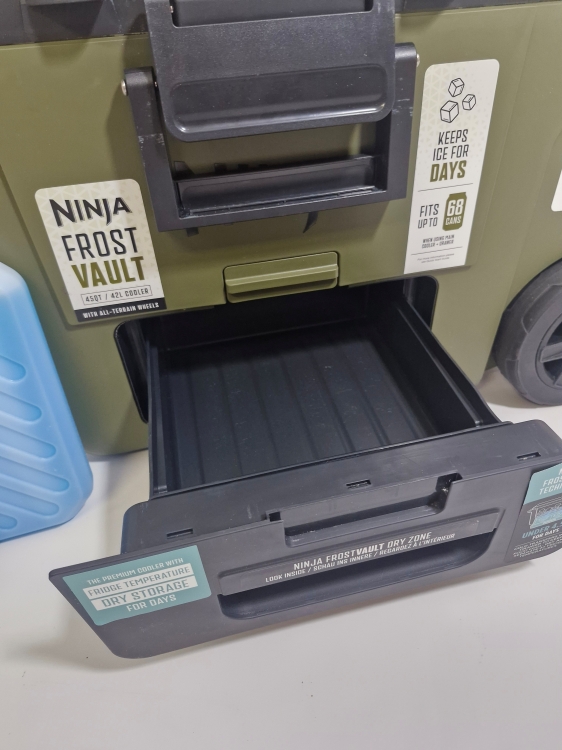 Ninja FrostVault Wytrzymały izolowany pojemnik chłodzący z butelką Ninja Thirsti i wkładem chłodzącym