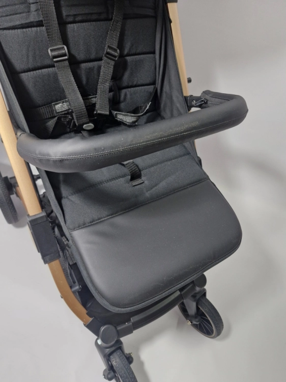 Używany Wózek spacerowy MoMi ESTELLE PLUS LIGHT, składany do 15 kg
